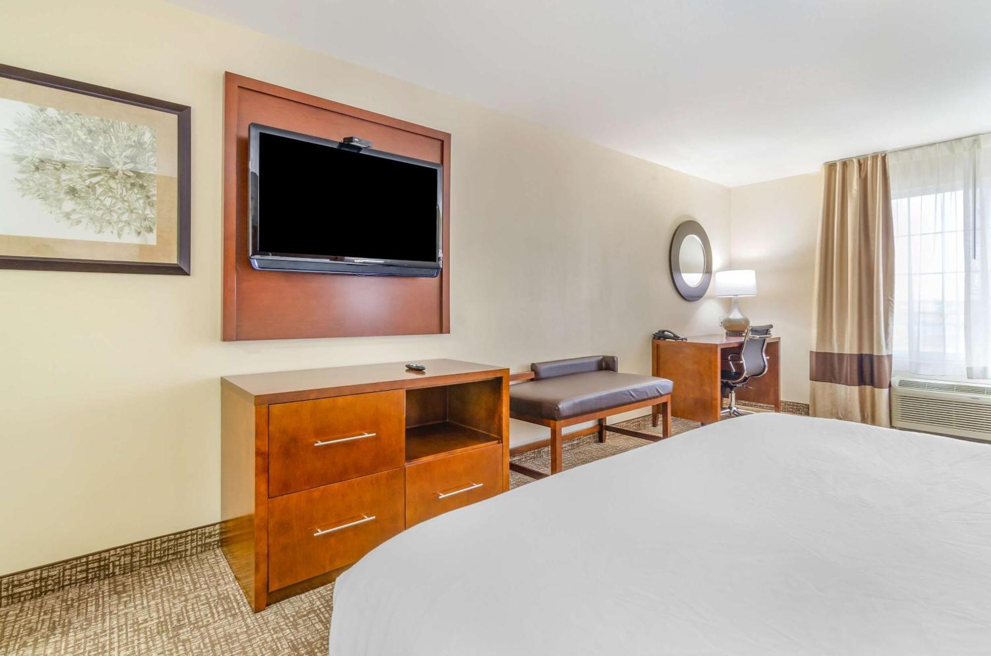 Newton Comfort Inn & Suites Near Bethel College מראה חיצוני תמונה