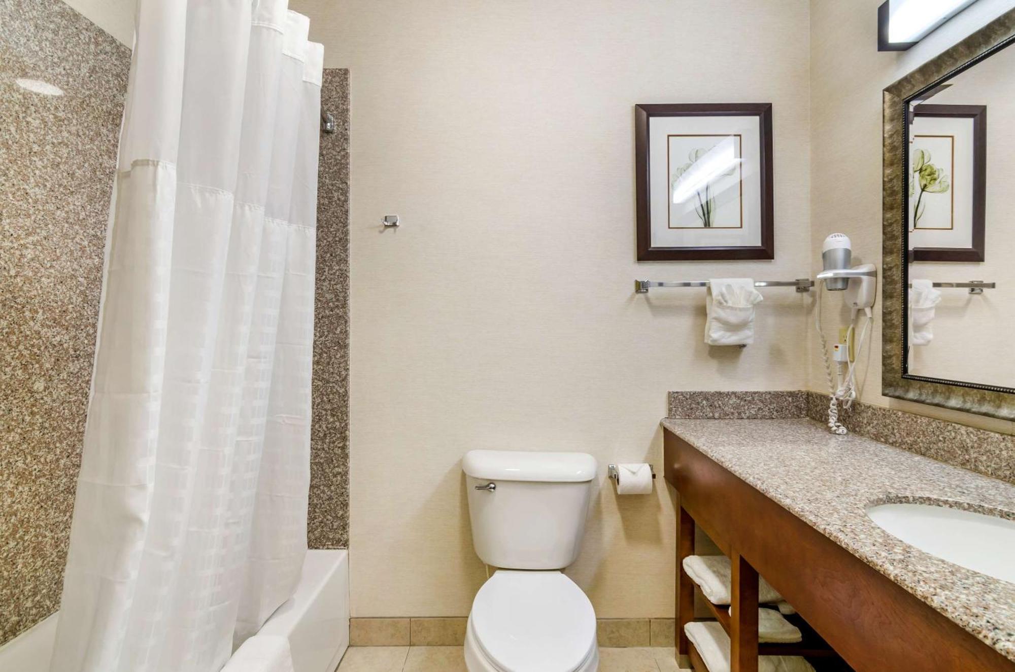 Newton Comfort Inn & Suites Near Bethel College מראה חיצוני תמונה