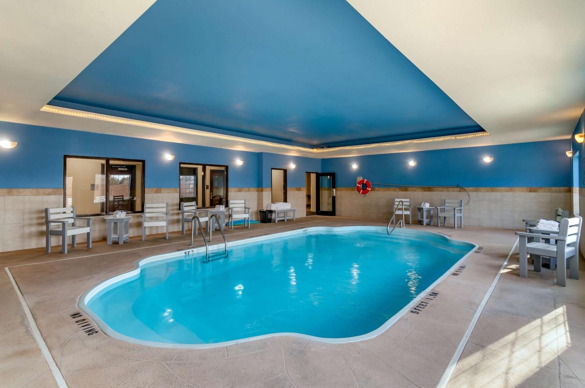 Newton Comfort Inn & Suites Near Bethel College מראה חיצוני תמונה