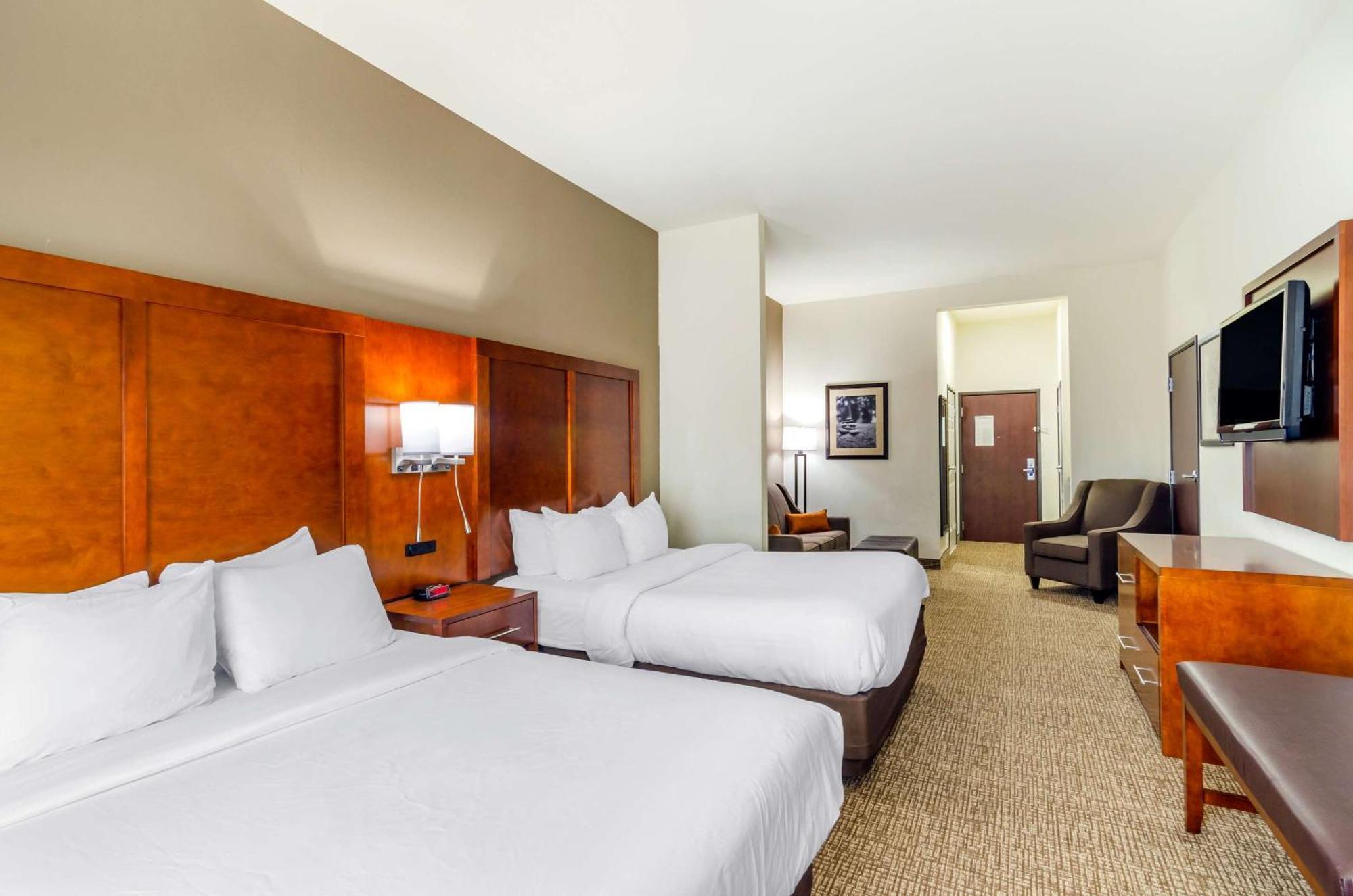 Newton Comfort Inn & Suites Near Bethel College מראה חיצוני תמונה