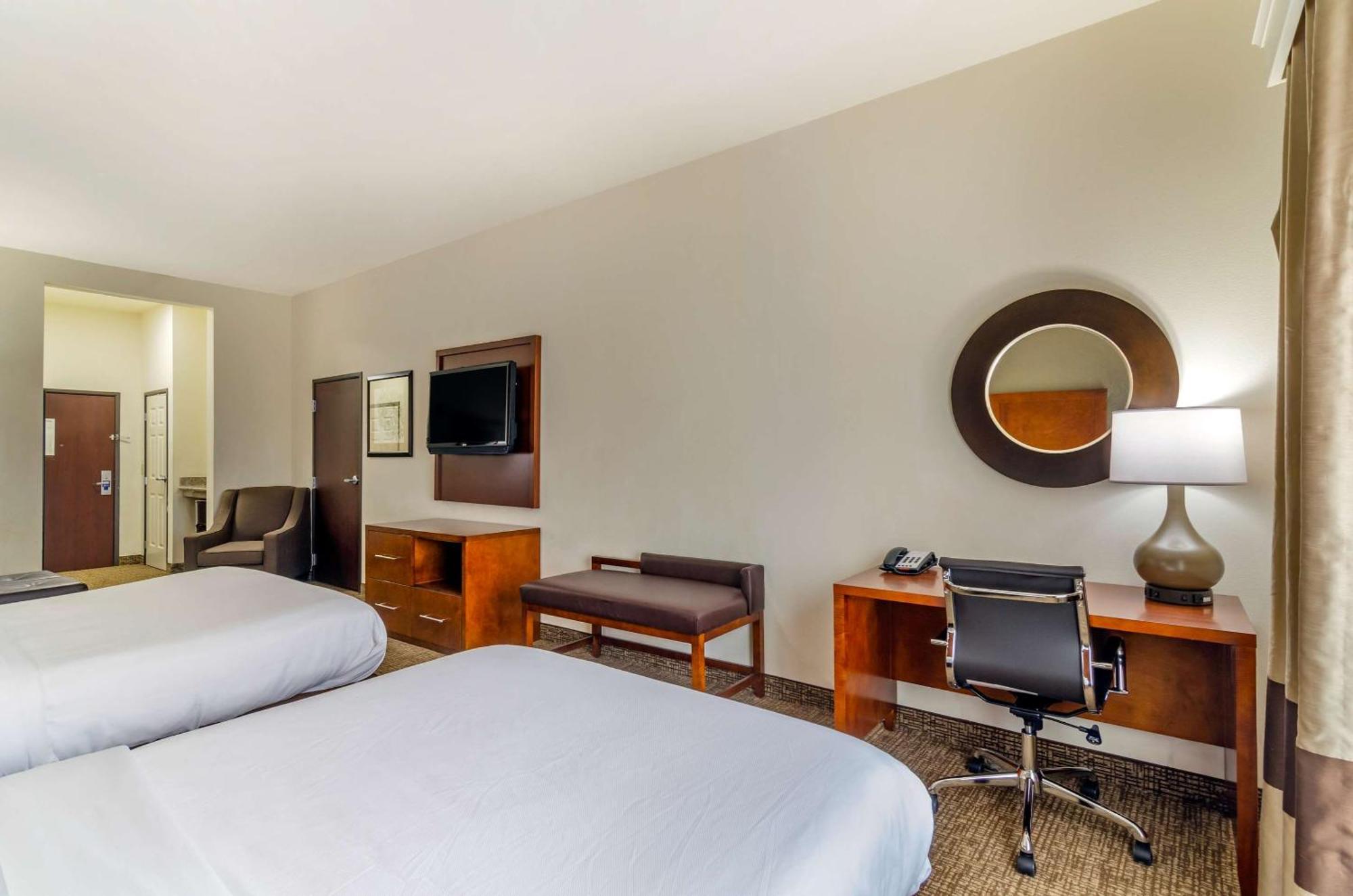 Newton Comfort Inn & Suites Near Bethel College מראה חיצוני תמונה