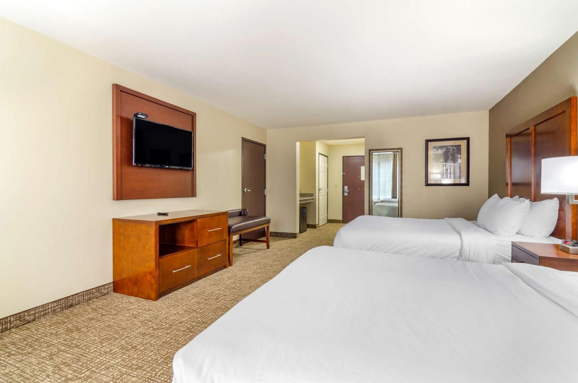 Newton Comfort Inn & Suites Near Bethel College מראה חיצוני תמונה