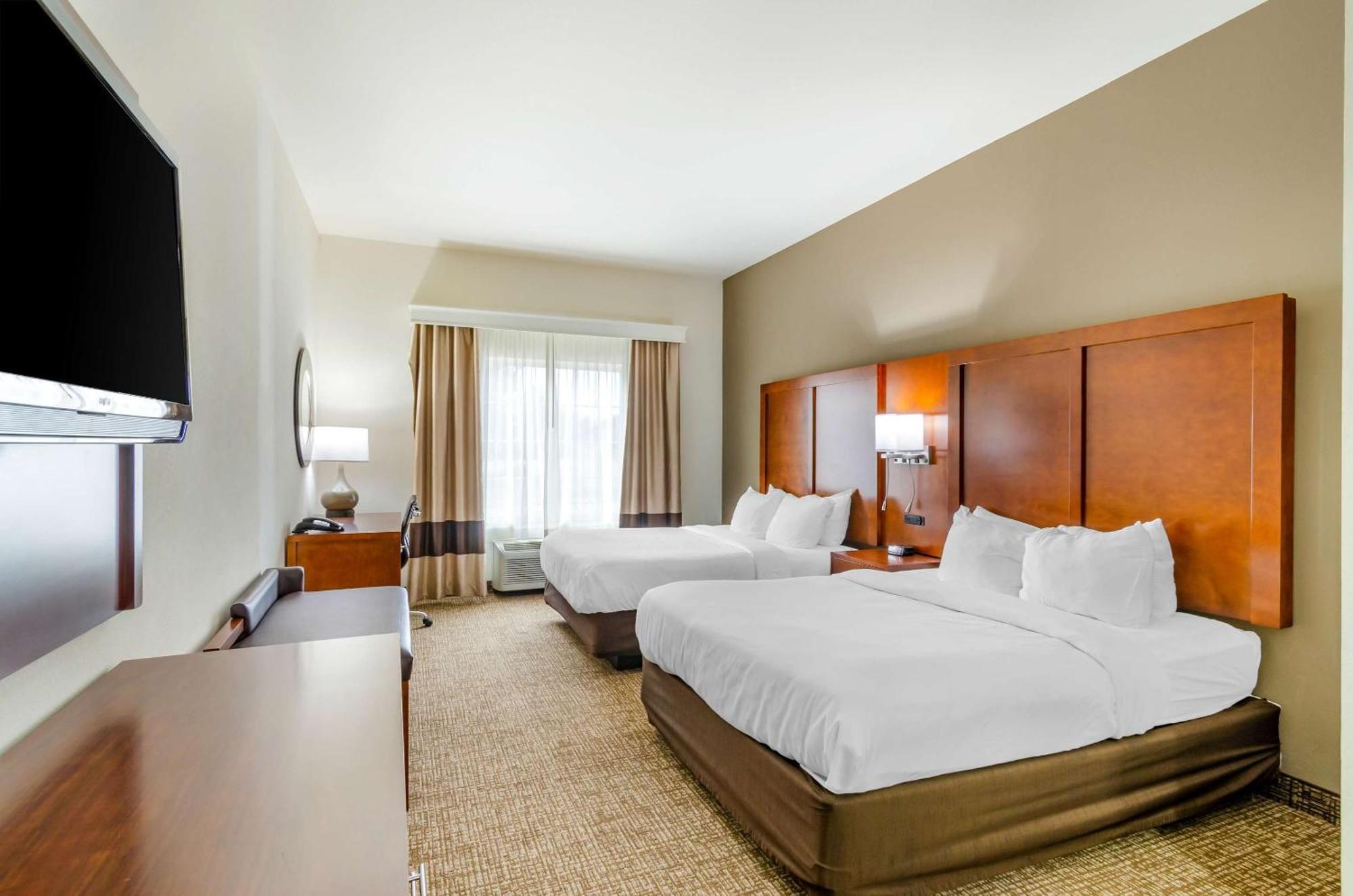 Newton Comfort Inn & Suites Near Bethel College מראה חיצוני תמונה