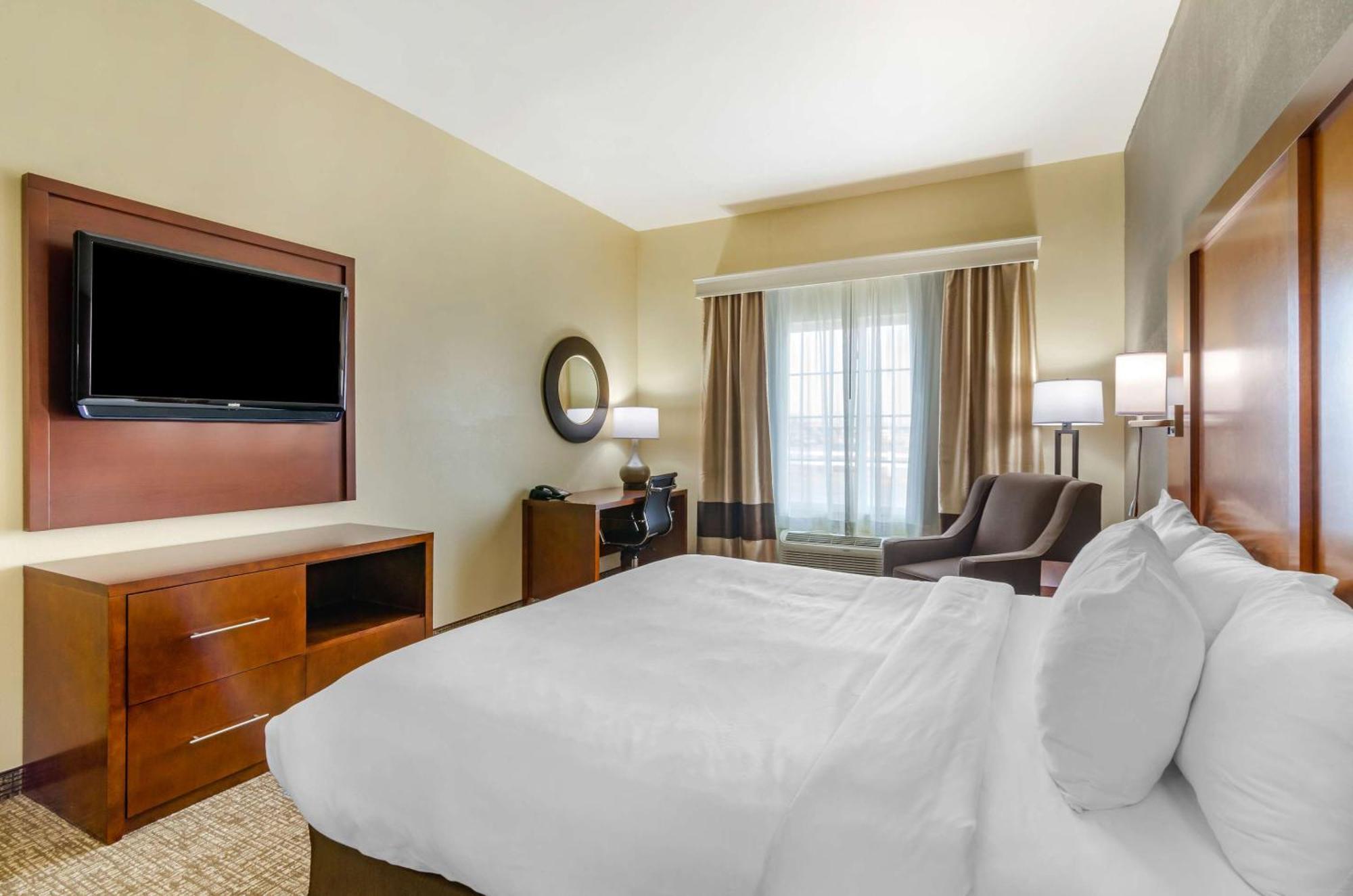 Newton Comfort Inn & Suites Near Bethel College מראה חיצוני תמונה