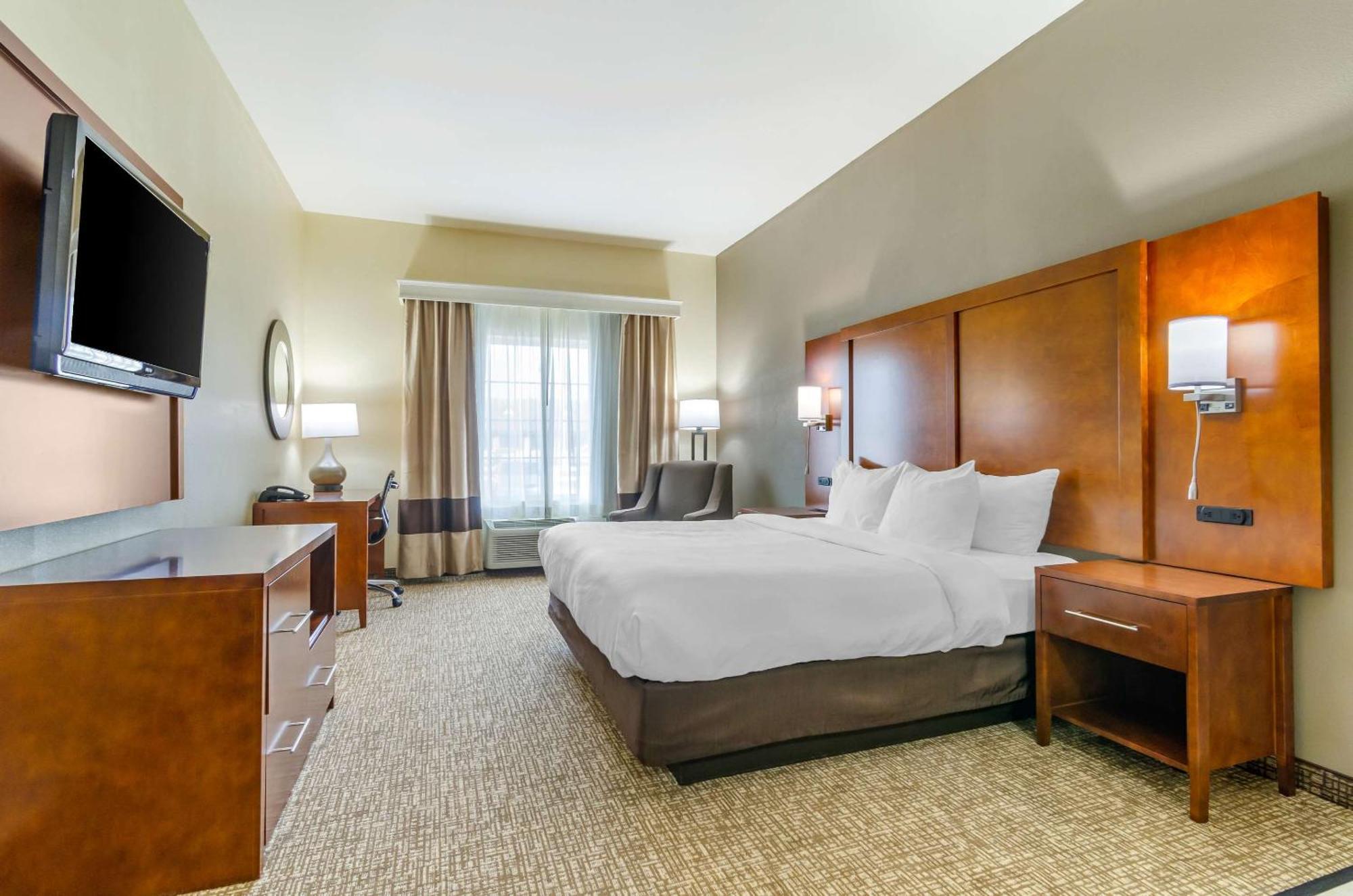 Newton Comfort Inn & Suites Near Bethel College מראה חיצוני תמונה