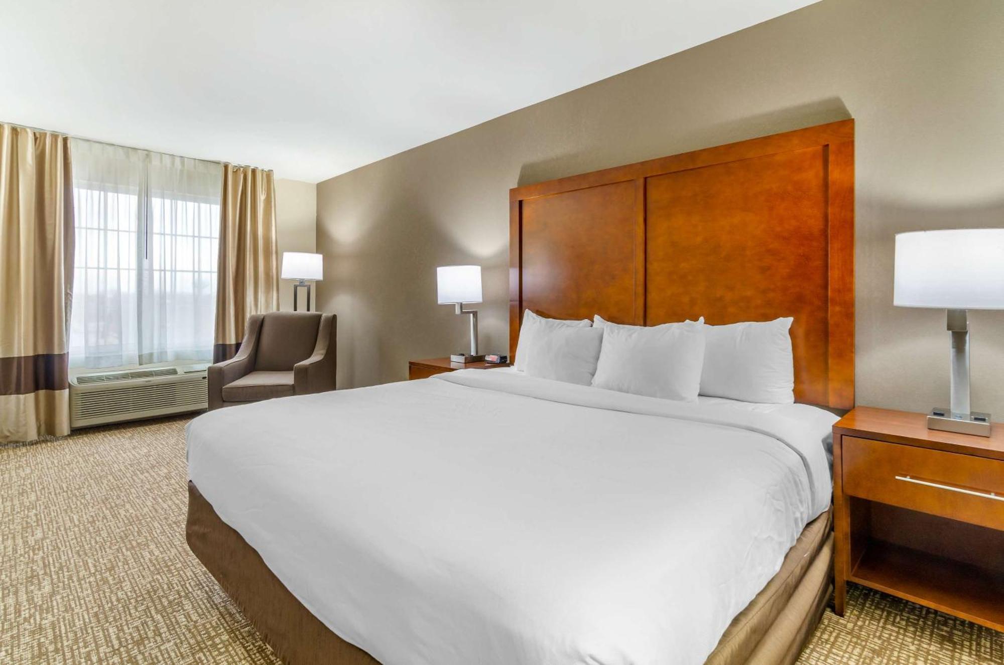 Newton Comfort Inn & Suites Near Bethel College מראה חיצוני תמונה