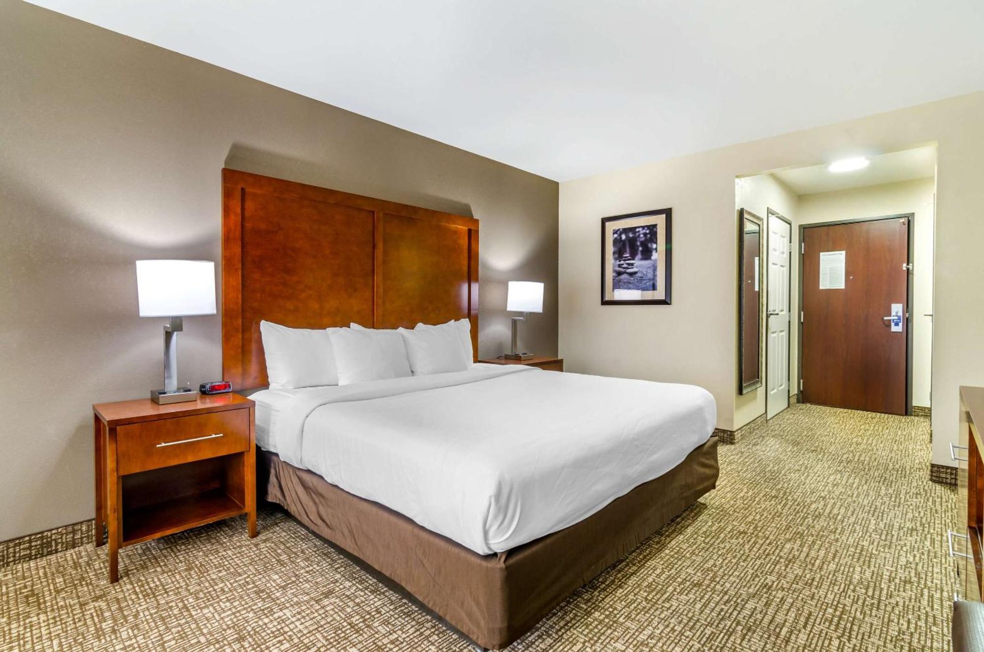Newton Comfort Inn & Suites Near Bethel College מראה חיצוני תמונה