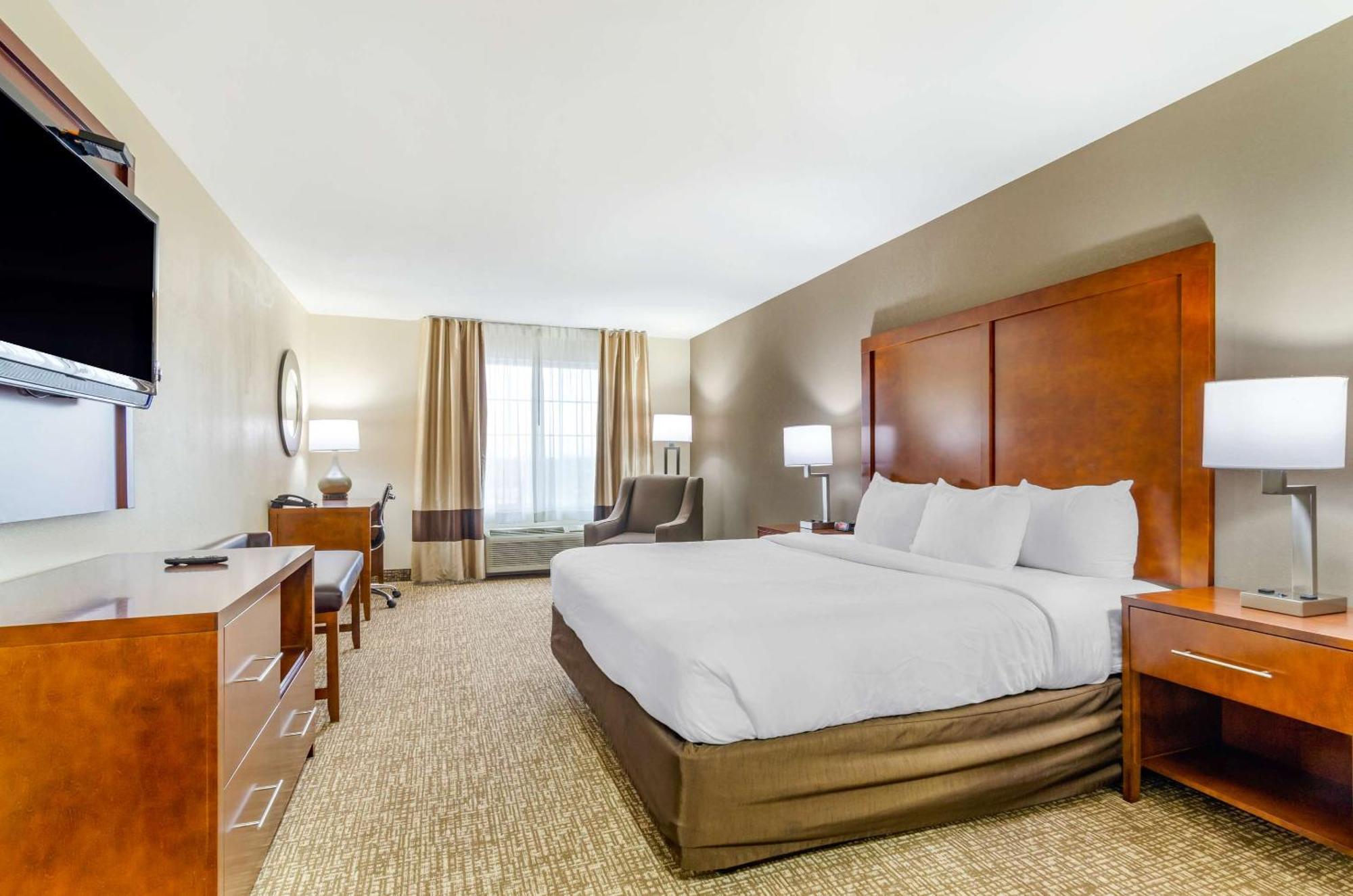 Newton Comfort Inn & Suites Near Bethel College מראה חיצוני תמונה